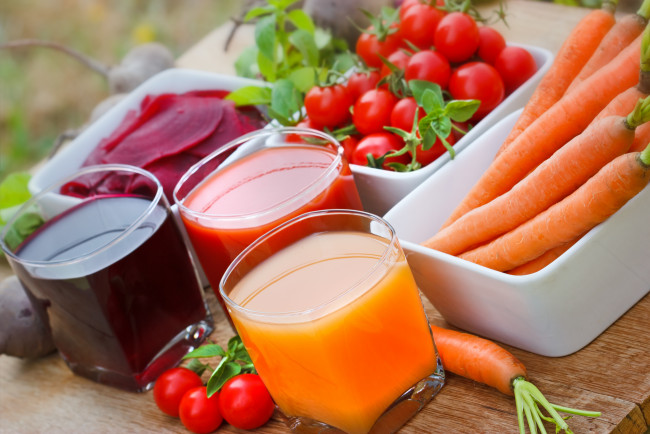 Обои картинки фото еда, напитки,  сок, овощной, сок, свекла, помидоры, морковь, томаты