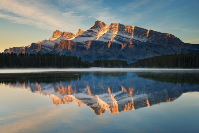 Обои картинки фото природа, реки, озера, banff, canada, lake, national, park, reflection, rundle, two, jack, гора, озеро, лес, отражение