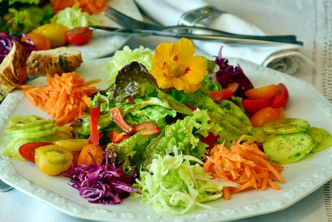 Обои картинки фото еда, салаты,  закуски, салат, овощи, настурция, томаты, помидоры