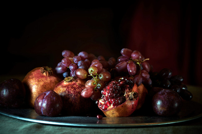 Обои картинки фото еда, фрукты,  ягоды, гранат, виноград, сливы