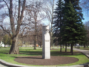 Картинка рига памятник собирателю латышских дайн кришьянису барону города латвия