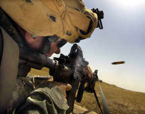 Картинка оружие армия спецназ автомат стрелок гильза