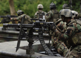 Картинка оружие армия спецназ камуфляж солдаты пулемёт