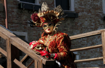Картинка разное маски карнавальные костюмы зеркало карнавал мост венеция