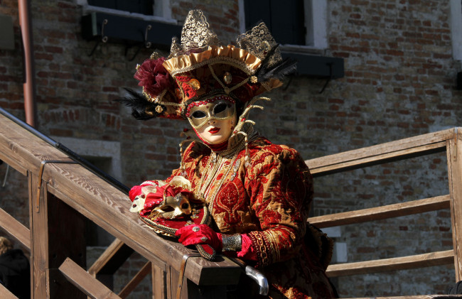 Обои картинки фото разное, маски, карнавальные, костюмы, зеркало, карнавал, мост, венеция