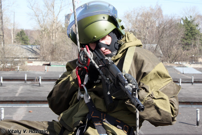 Обои картинки фото оружие, армия, спецназ, автомат, маска, стрелок