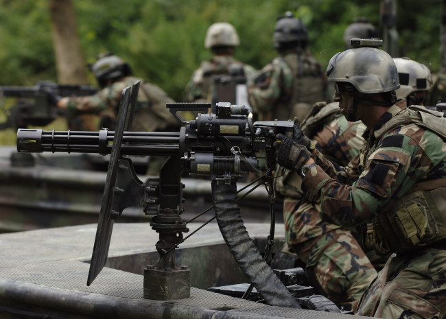 Обои картинки фото оружие, армия, спецназ, камуфляж, солдаты, пулемёт