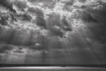 Картинка природа облака чёрно-белое фото лучи