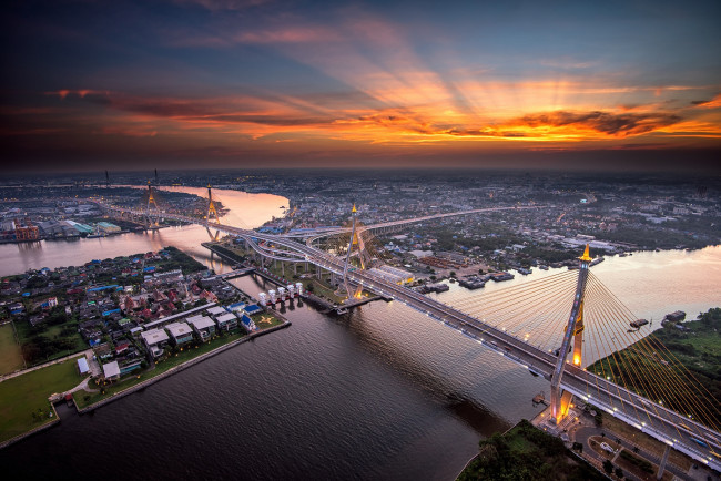 Обои картинки фото города, бангкок , таиланд, город, бангкок, река, менам-Чао-прая, мост, дипангкорн, расмийоти, вечер, небо