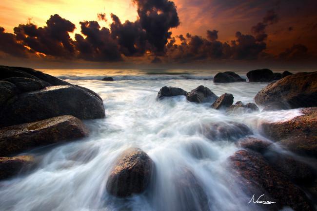 Обои картинки фото природа, побережье, море, камни, скалы, облака, небо, выдержка, волны