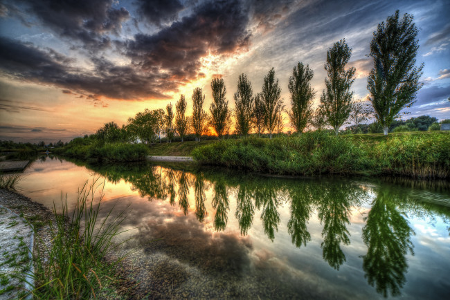 Обои картинки фото природа, восходы, закаты, тучи, деревья, река, зарево