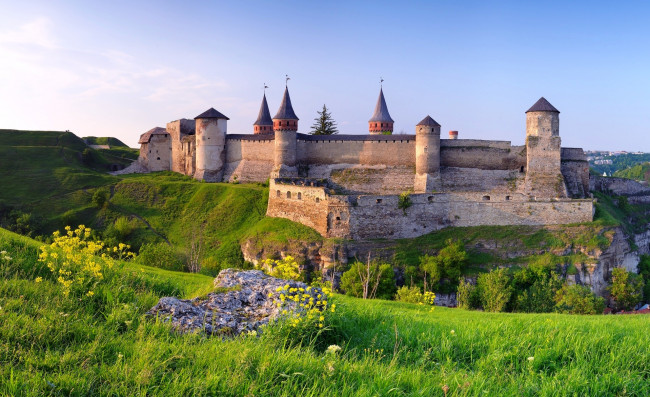 Обои картинки фото каменец-подольский,  украина, города, - дворцы,  замки,  крепости, крепость, цветы, трава, холмы, вал