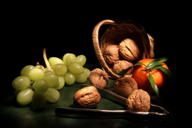Обои картинки фото еда, натюрморт, виноград, орехи