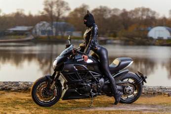 Картинка девушка+и+ducati+diavel мотоциклы мото+с+девушкой глядя в сторону озеро деревья ducati diavel черная одежда кожаные куртки леггинсы маска девушка женщины с мотоциклами