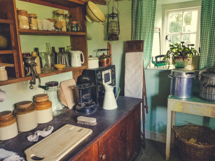 Картинка интерьер кухня старинная утварь