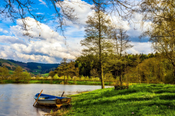 Картинка корабли лодки +шлюпки озеро лодка деревья трава