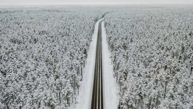 Обои картинки фото природа, дороги, вид, с, воздуха, лесная, дорога, замороженные, деревья, снег, зимний, пейзаж