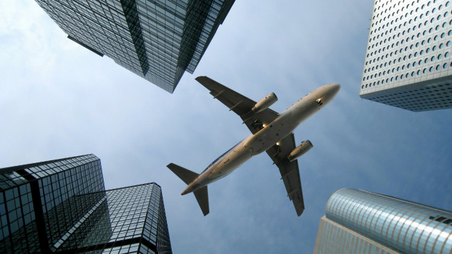 Обои картинки фото airbus, a320, гонконге, авиация, авиационный, пейзаж, креатив, здания