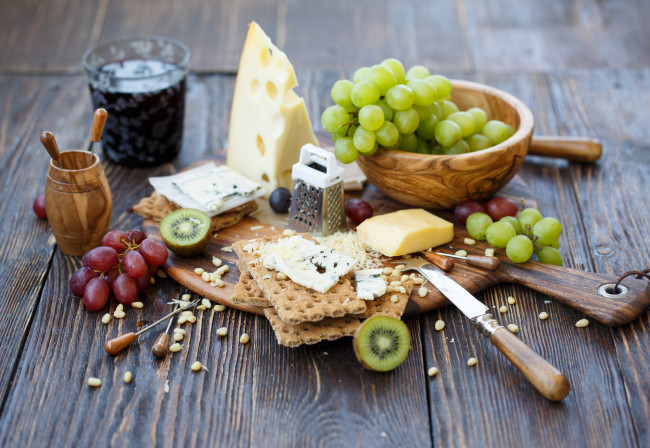 Обои картинки фото еда, натюрморт, киви, сыр, нож, тёрка, хлебцы, виноград