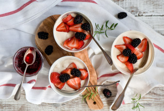 Картинка еда мороженое +десерты йогурт ягоды клубника ежевика джем десерт