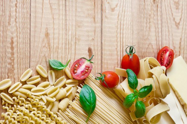Обои картинки фото еда, макаронные блюда, паста, базилик, помидор