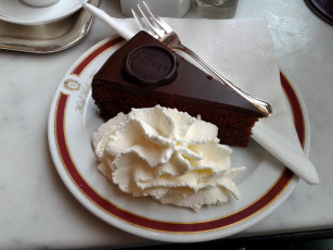 Картинка еда пирожные +кексы +печенье шоколадное пирожное сливки взбитые