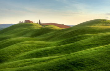 Картинка природа луга италия тоскана поля холмы усадьба небо