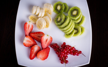 Картинка еда фрукты +ягоды смородина банан berries fruits fresh тарелка киви клубника десерт ягоды фруктовый салат