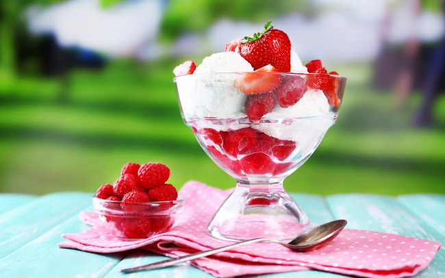 Обои картинки фото еда, мороженое,  десерты, вазочка, красная, салфетка, ложка, клубника, малина, ягода