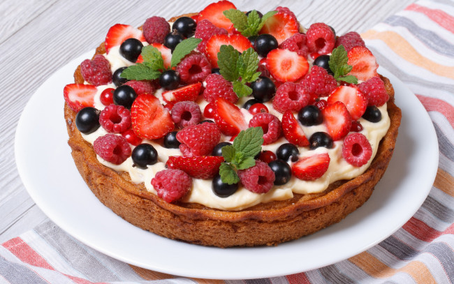 Обои картинки фото еда, пироги, berries, клубника, крем, пирог, смородина, десерт, малина, dessert, sweet, cake, выпечка, торт, ягоды, сладкое