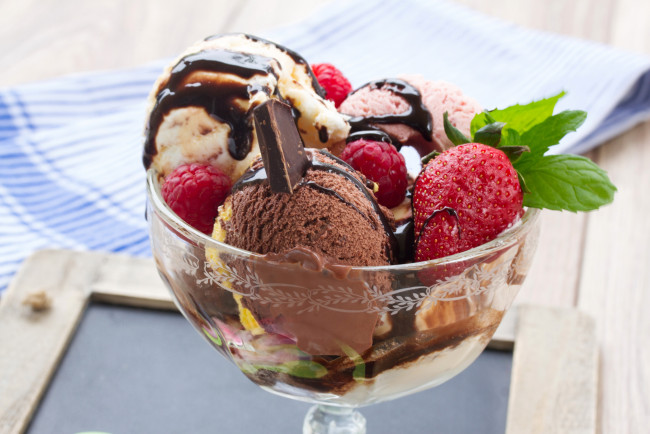 Обои картинки фото еда, мороженое,  десерты, клубника, шоколад