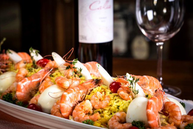 Обои картинки фото еда, рыбные блюда,  с морепродуктами, креветки, shrimp, рис, морепродукты, вино