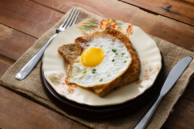 Обои картинки фото еда, Яичные блюда, вилка, нож, яичница, яйцо, хлеб