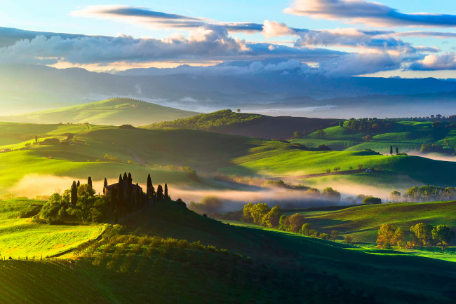 Обои картинки фото природа, луга, италия, тоскана, утро, небо, облака, холмы, поля, туман, усадьба, деревья