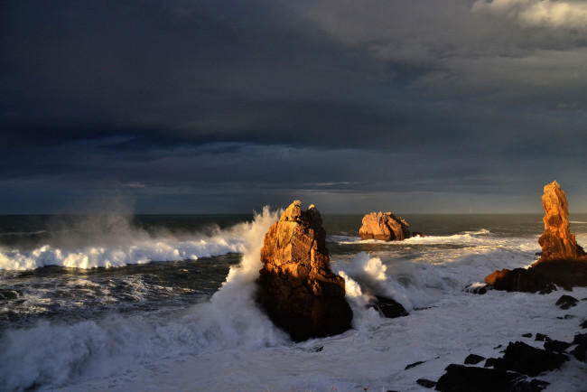 Обои картинки фото природа, побережье, море, брызги, шторм, тучи, небо, скалы, волны