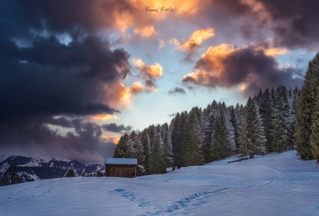 Обои картинки фото природа, зима, облака, небо, домик, снег, горы, альпы, лес