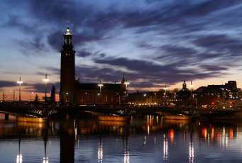 Картинка города стокгольм+ швеция река отражения ночь башня огни