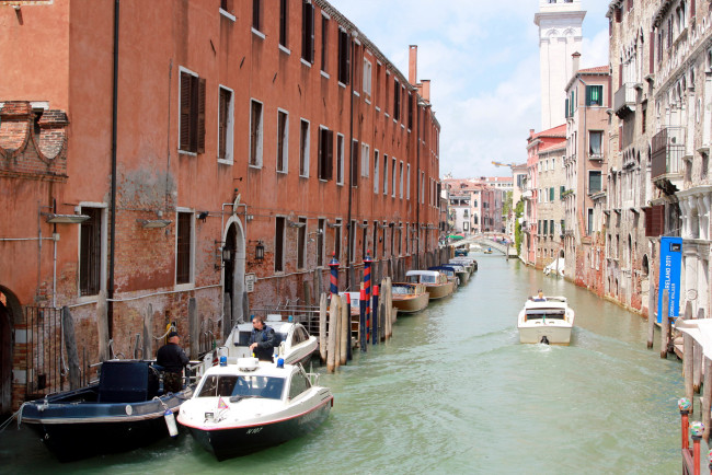 Обои картинки фото города, венеция , италия, лодки, здания, мостики, канал