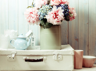 Картинка цветы букеты +композиции пионы чемодан чайник