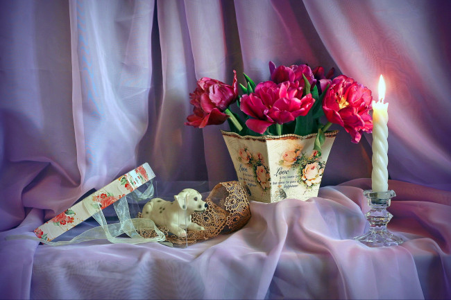Обои картинки фото цветы, тюльпаны, кружево, статуэтка, свеча, ваза