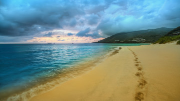 Картинка природа побережье пляж песок следы море горы тучи