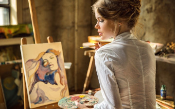 Картинка девушки -unsort+ блондинки +светловолосые блондинка блузка художница палитра холст портрет кисть