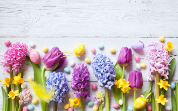 Картинка праздничные пасха цветы flowers eggs tulips wood decoration happy spring яйца крашеные крокусы тюльпаны нарциссы easter colorful весна