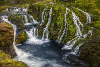 Картинка природа водопады зелень горы скалы водопад поток каскад