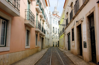 Картинка города лиссабон+ португалия узкая улочка