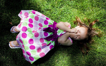 Картинка разное дети девочка платье лужайка трава