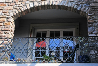 Картинка интерьер веранды террасы балконы решетка каменный