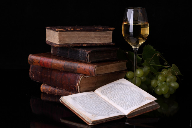 Обои картинки фото еда, натюрморт, книги, виноград, бокал, вино, отражение