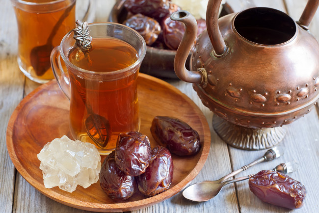 Обои картинки фото еда, напитки,  Чай, арабский, финики, стаканы