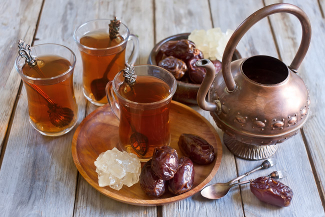Обои картинки фото еда, напитки,  Чай, арабский, стаканы, финики